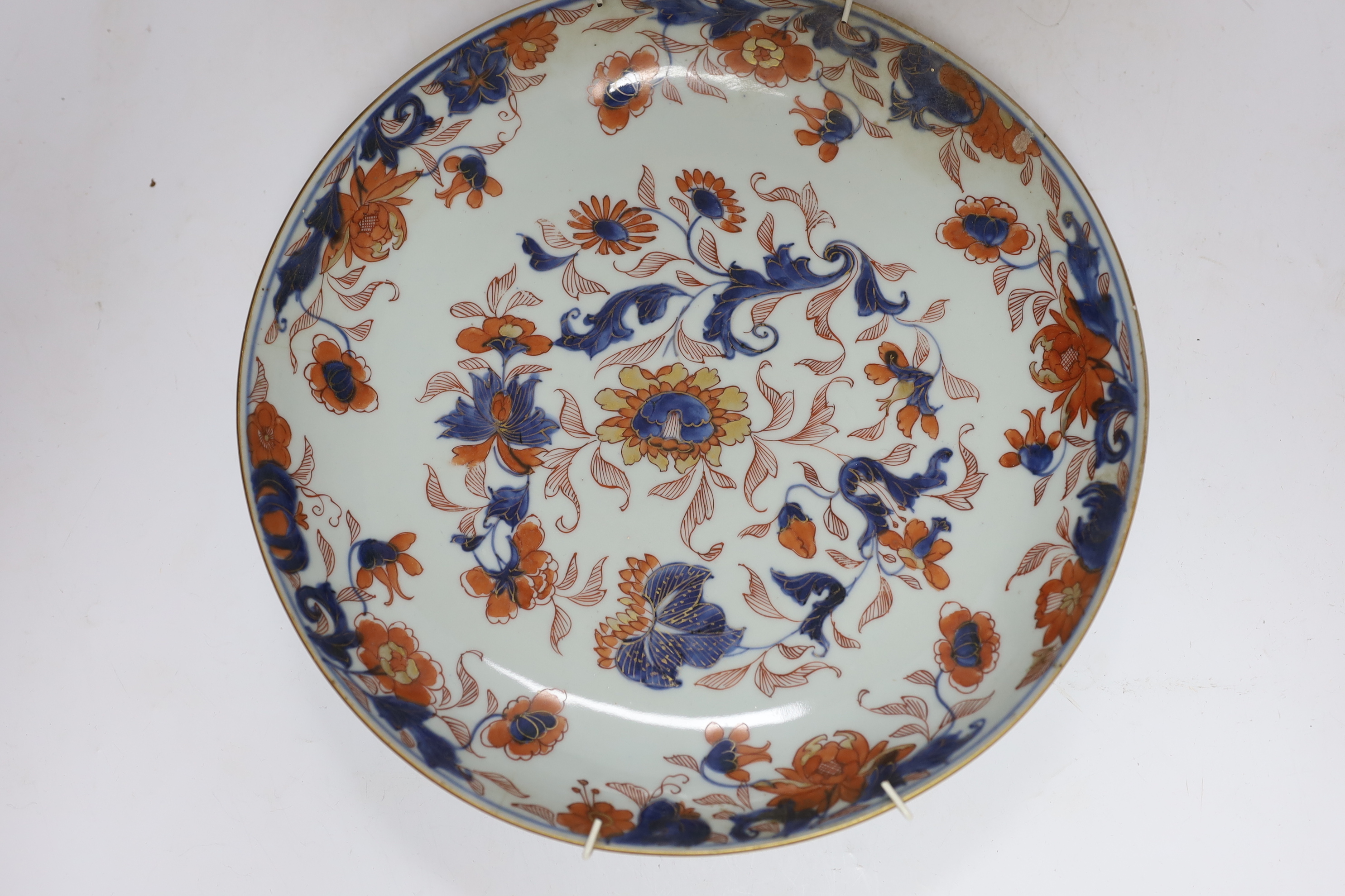 A pair of Chinese Imari dishes, Qianlong period, 28cm in diameter